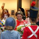 Regjeringens gave til Dronningen var en utstilling av barnekunst. Arbeidene er laget av barn på kunstskoler over hele landet, og Dronningen fikk selv åpne utstillingen (Foto: Lise Åserud / Scanpix)